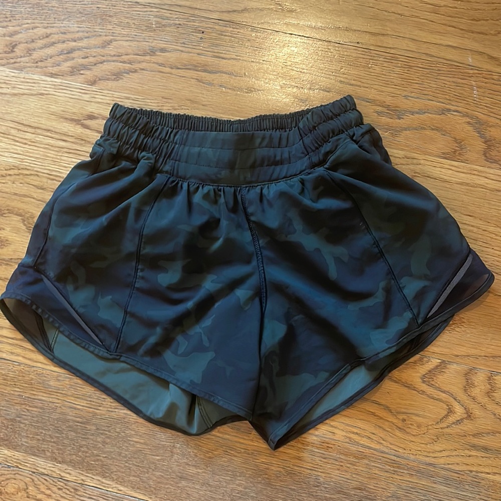 Lululemon Hotty Hot 4inch low rise